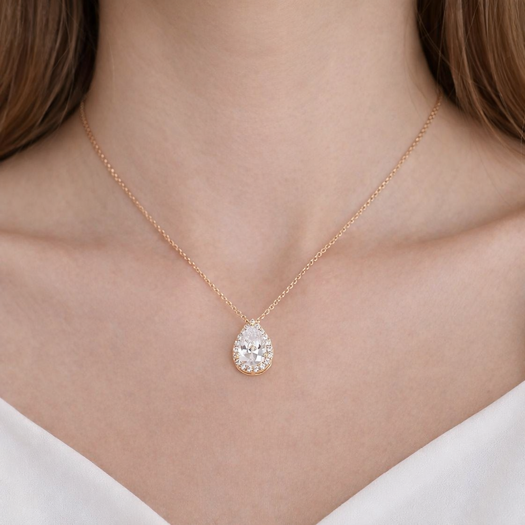 Lunéa Teardrop Necklace